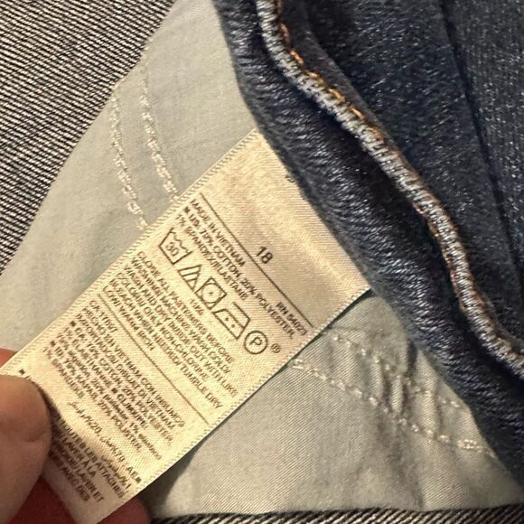 Old Navy Bermuda Shorts EUC - Picture 3 of 3